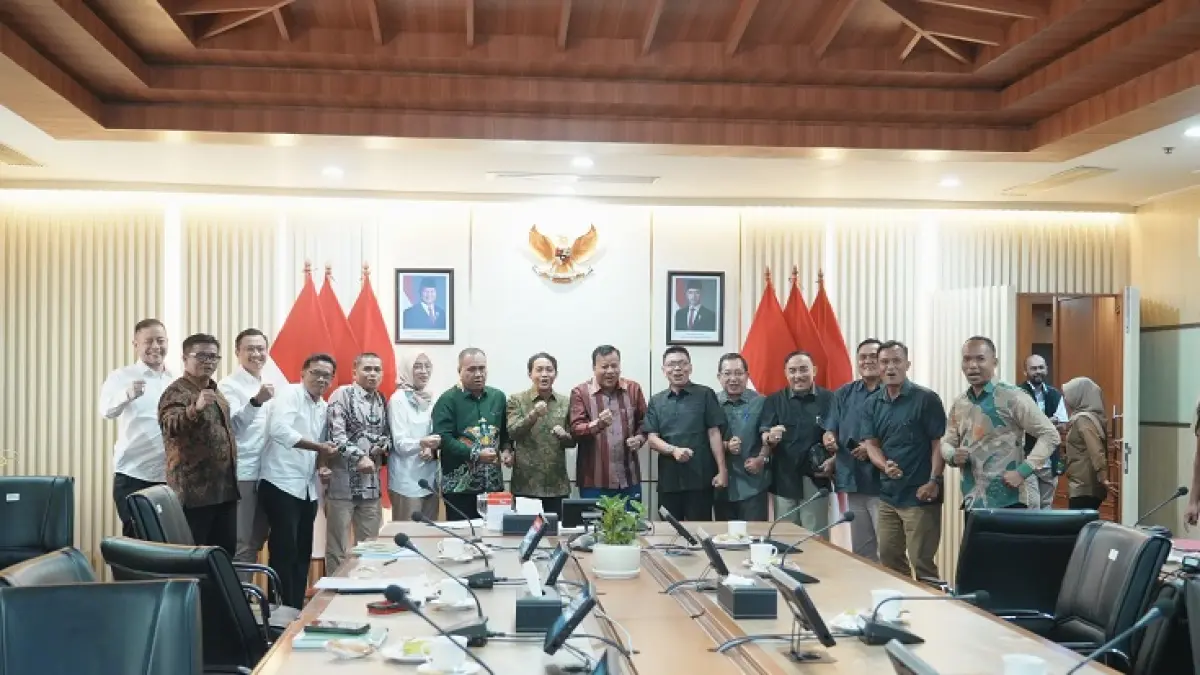 Bupati Kuansing Dr H Suhardiman Amby MM bersama Ketua DPRD H Juprizal SE MSi dan rombongan menemui Menhut Raja Juli Antoni membahas usulan TORA untuk Kuansing, Selasa (2/6/2026). (Kominfo)