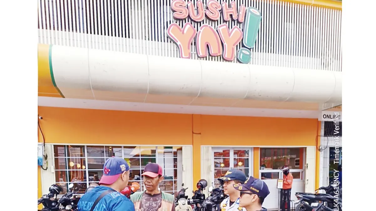 DATANGI JUKIR: Petugas UPT Perparkiran Dishub Kota Pekanbaru mendatangi oknum juru parkir yang tengah bertugas di salah satu tempat makan di Jalan Riau, Kecamatan Payung Sekaki, Sabtu (30/5/2026).(DISHUB PEKANBARU UNTUK RIAU POS) &nbsp;

&nbsp;