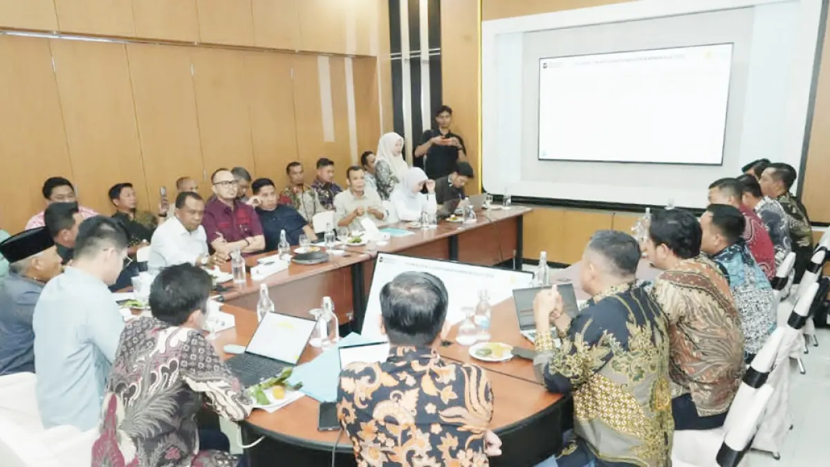 Komisi II DPRD Bengkalis menggelar rapat kerja (Raker) bersama PT PLN (Persero) Unit Induk Distribusi Riau dan Kepulauan Riau membahas berbagai persoalan dan keluhan masyarakat terkait pelayanan kelistrikan di Kabupaten Bengkalis, baru-baru ini. (Humas DPRD Bengkalis untuk riau pos)