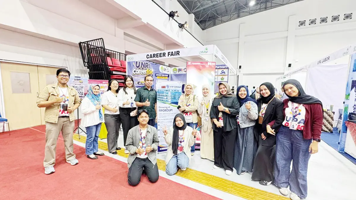 FOTO BERSAMA: Tim UPA PKK Unri foto bersama mitra industri, Korwil FIF Group dan pengusaha nasional Suhuwan usai pelaksanaan Mitra Universitas Riau Exhibition Day 2026 di Student Center Universitas Riau, Senin (25/5/2026). (UPA PKK UNRI UNTUK RIAU POS)  

