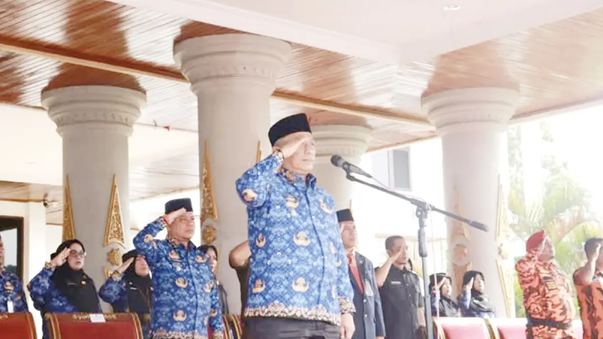 INSPEKTUR UPACARA: Bupati Rohul Anton bertindak sebagai Inspektur upacara peringatan Hari Lahir Pancasila tingkat kabupaten di halaman Kantor Bupati Rohul, Senin (1/6/2026). (FOTO DINAS KOMINFO ROHUL UNTUK RIAU POS).