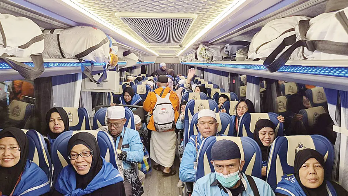 Jemaah haji Indonesia saat berada di pesawat menjelang diberangkatkan dari Bandara Internasional King Abdul Aziz, Jeddah menuju Indonesia, Senin (1/6/2026). (haji.go.id)