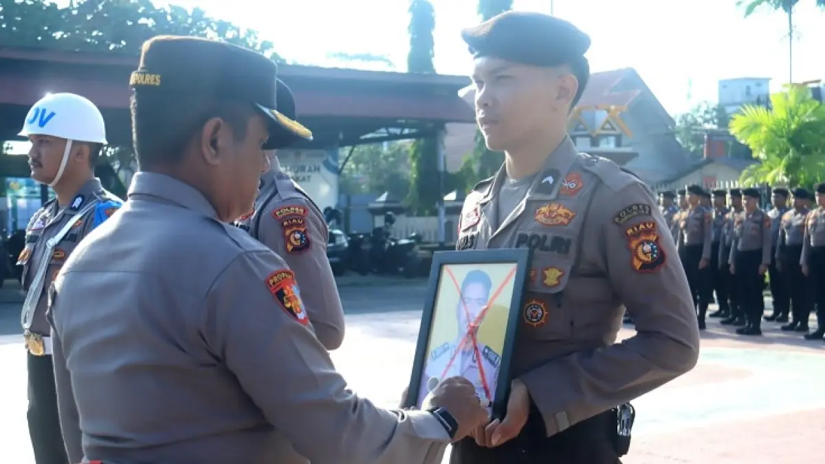 Kapolres Inhil AKBP Farouk Oktora SIK memimpin upacara PTDH dua personel di Halaman Mapolres Inhil, Selasa (2/6/2026). (Istimewa)