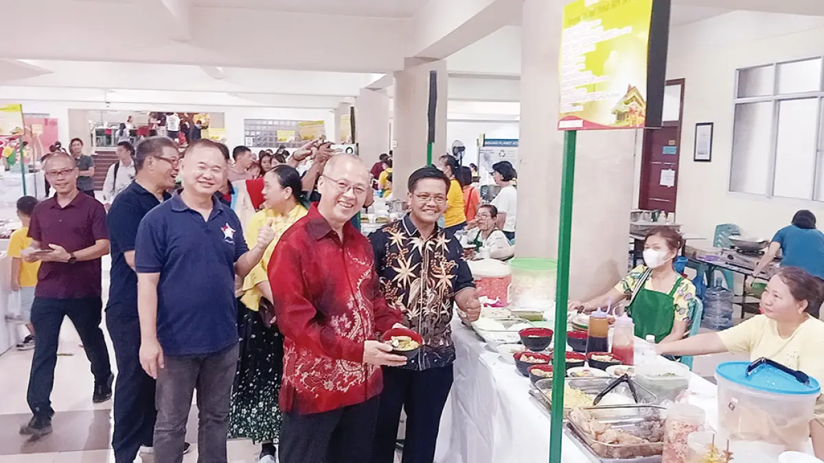 BAZAR VEGETARIAN:&nbsp; Pembimbing Masyarakat Buddha Kanwil Kemenag Riau Wiryanto SAg MM (batik merah)&nbsp;dan Sekretaris Majelis Pandita Buddha Indonesia (Mapanbumi) Riau Pdt Hosan (depan) mengunjungi bazar vegetarian yang digelar Maha Vihara Pusdiklat Bumi Suci Maitreya, Ahad (31/5/2026).&nbsp;(PRAPTI DWI LESTARI/RIAU POS)
