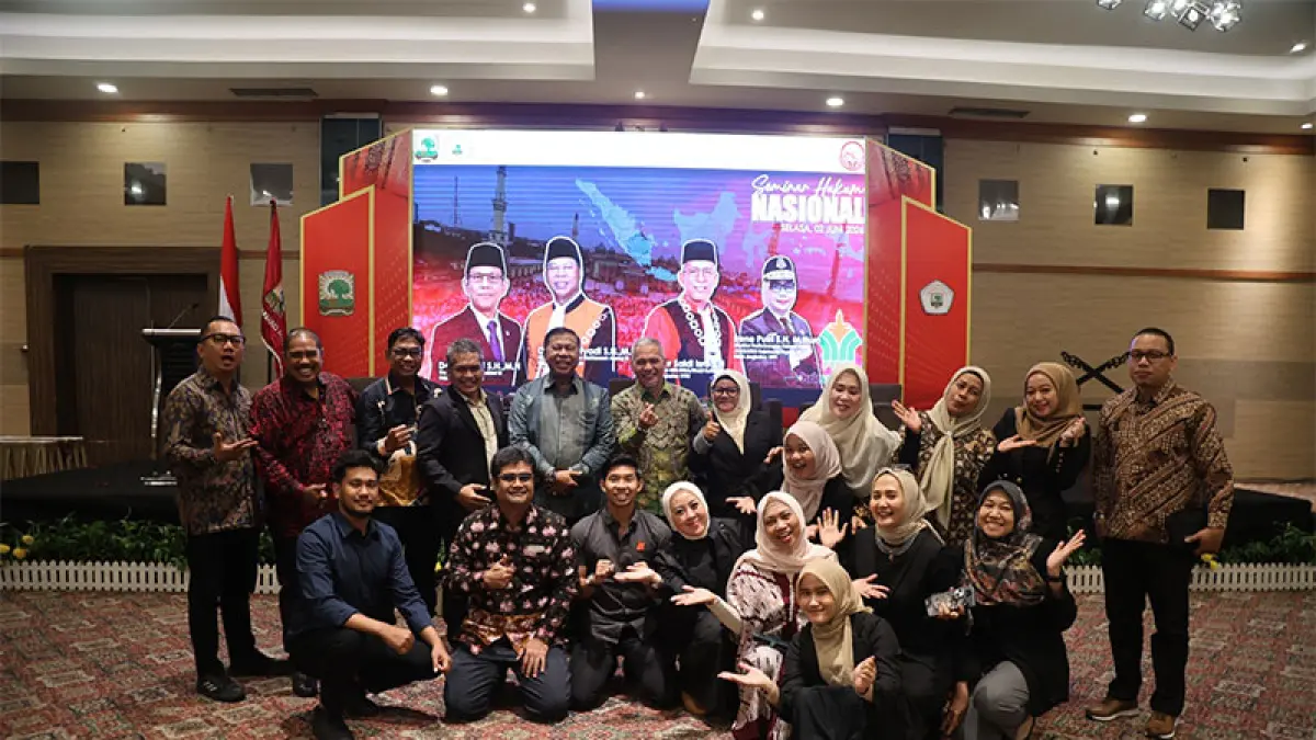 Para pembicara dan Prof Dr Saldi Isra foto bersama panitia seminar Dinamika Negara Hukum Kontemporer IKA FH Unand di Hotel Pangeran Pekanbaru. (Istimewa)
