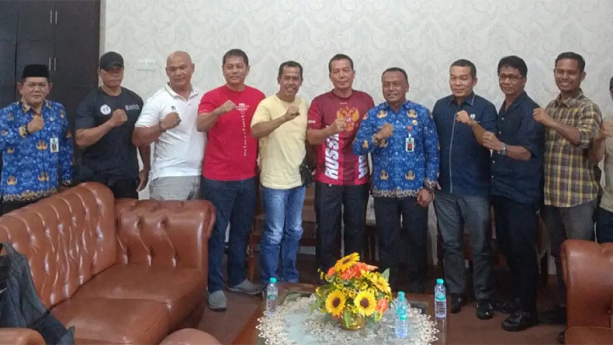 Pelatih senam Ahmad Markos bersama Dispora Riau foto bersama usai menggelar pertemuan di kantor Dispora Riau, Selasa (2/6/2026). (Istimewa)