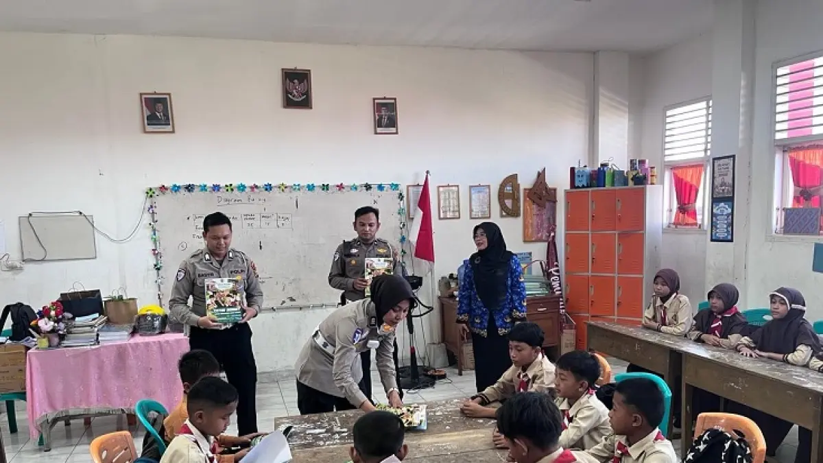 Personel Satlantas Polres Inhu saat launching Buku Cerita Bergambar Anak Rengat di SDN 018 Sekip Hulu, Selasa (2/6/2026). (Satlantas Polres Inhu)