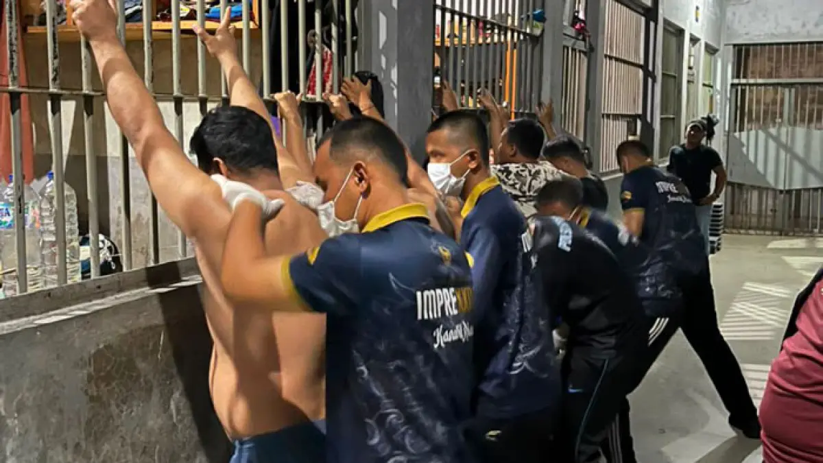 Petugas keamanan Lapas Kelas IIA Bengkalis memeriksa WBP dalam operasi penggeledahan rutin, di 4 blok kamar hunian pada, Senin (1/6/2026) malam. (Humas Lapas Bengkalis untuk Riaupos.co)