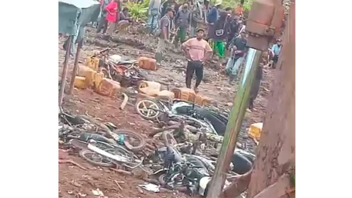 Puluhan kendaraan milik pekerja PT SBP terlihat hancur dan masih berserakan di pos jaga areal perusahaan tersebut, Selasa (2/6/2026). Foto pekerja PT SBP