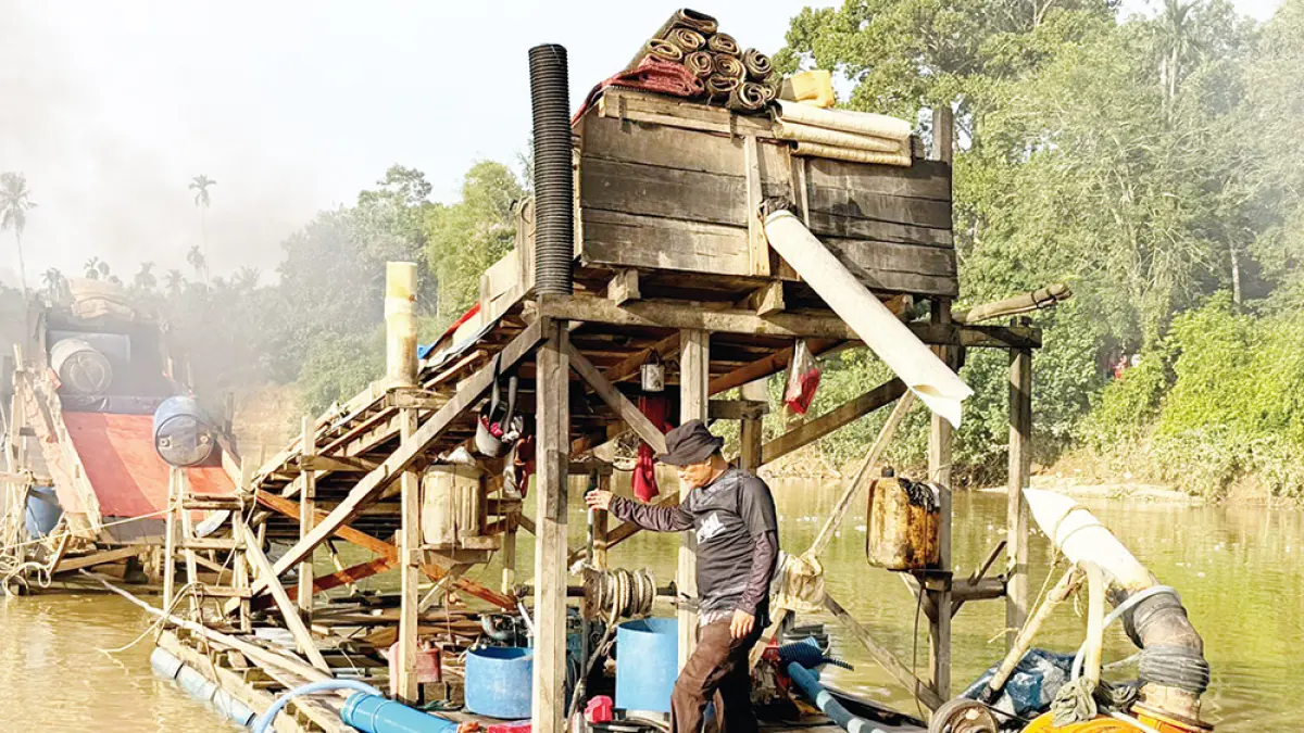 RAKIT PETI: Personel Polsek Cerenti menertibkan lima rakit PETI di Sungai Kuantan, Desa Pulau Jambu Cerenti, Ahad (31/5/2026) sore. (FOTO POLSEK CERENTI)