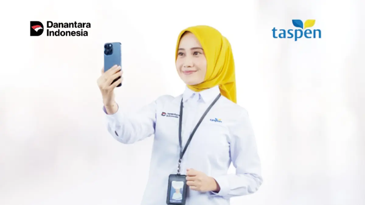 Salah seorang petugas PT Taspen memperlihatkan cara menggunakan aplikasi Andal by Taspen, belum lama ini. (TASPEN untuk Riau Pos)
