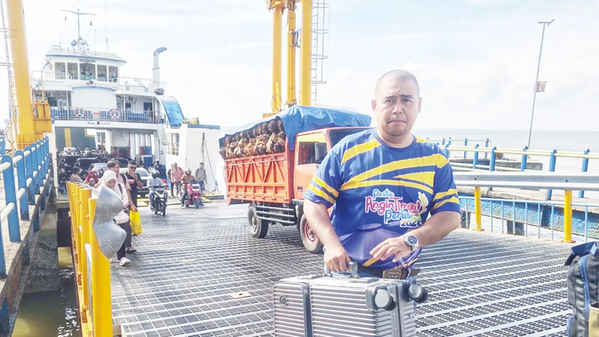 TURUN DARI RO-RO: Para penumpang turun dari kapal Ro-Ro di Pelabuhan Sungai Selari, Pakning, Kabupaten Bengkalis,  Senin (1/6/2026). (ABU KASIM/RIAU POS)

