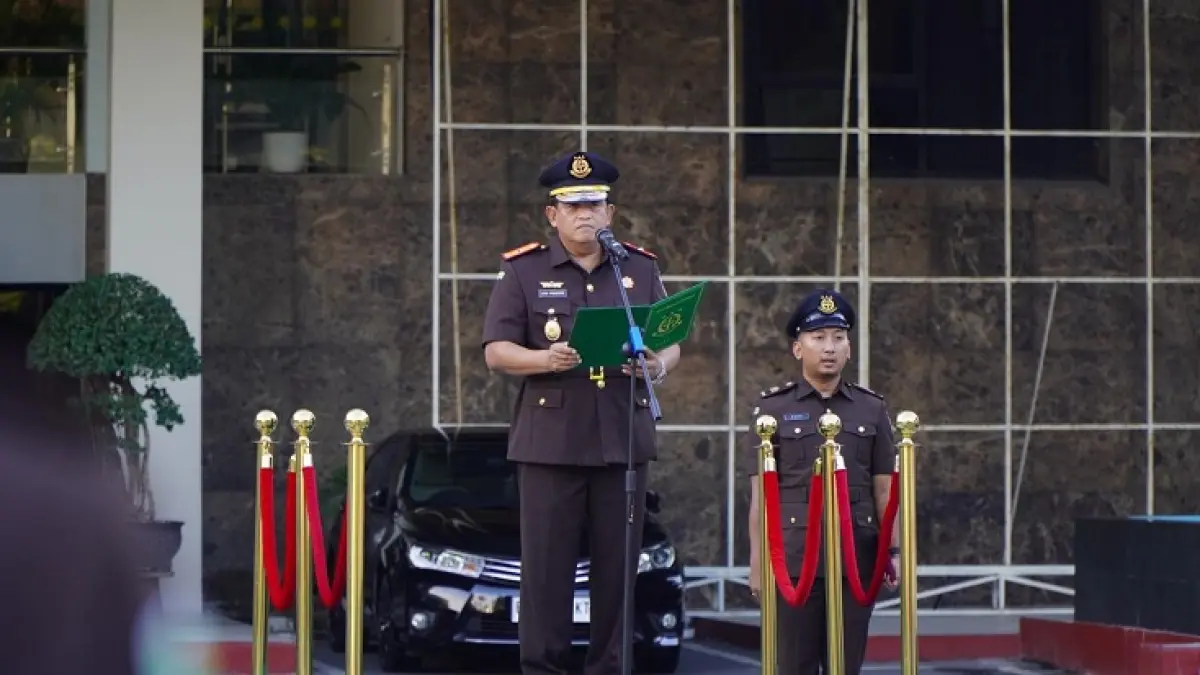 Wakil Kepala Kejati Riau Adhi Prabowo menjadi inspektur upacara peringatan Hari Lahir Pancasila di lingkungan Kejati Riau pada Selasa (2/6/2026). (Humas Kejati Riau)