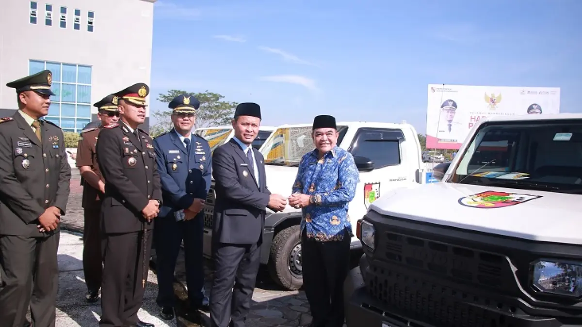 Wali Kota (Wako) Pekanbaru Agung Nugroho menyerahkan mobil operasional jenis pikap kepada 15 kecamatan di Kota Pekanbaru, Senin (2/6/2026). (Pemko Pekanbaru)