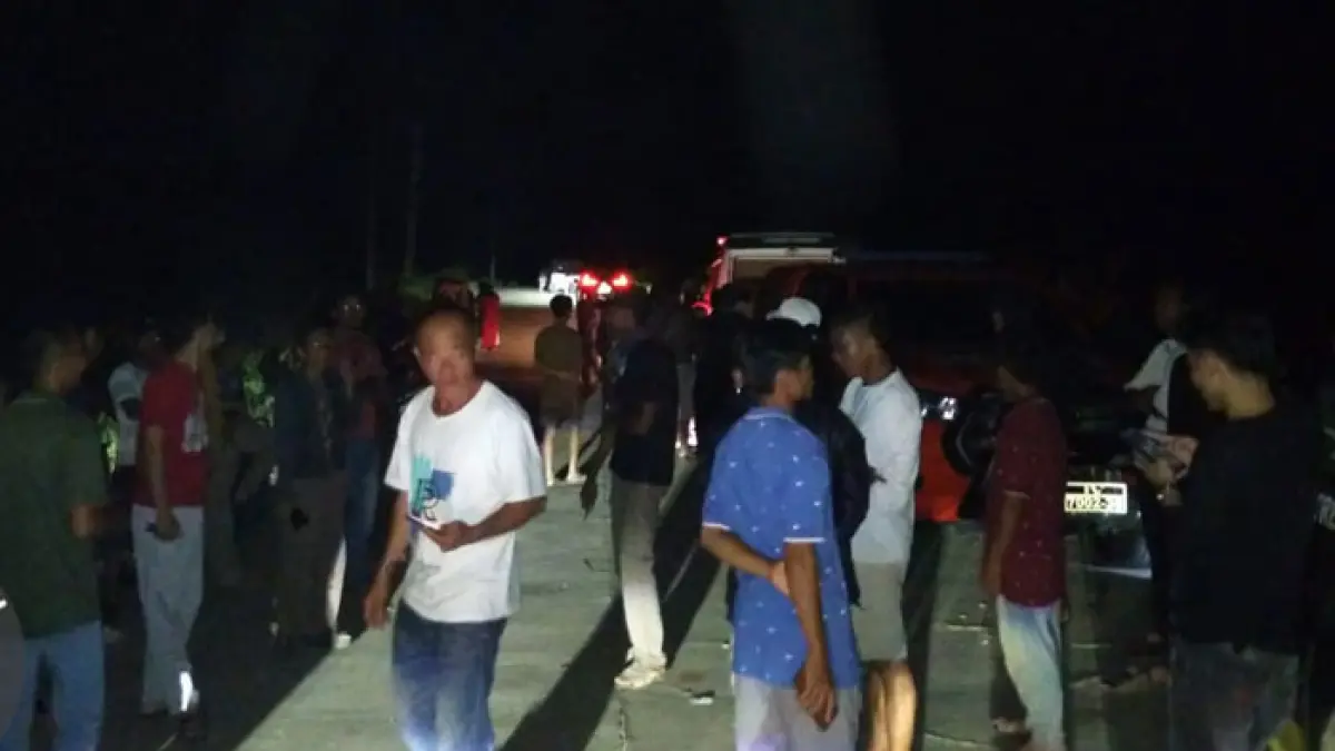 Warga berkerumun di lokasi penemuan mayat laki-laki di Desa Muara Petai Kecamatan Pucuk Rantau, Senin (1/6/2026) malam. (Polsek Kuantan Mudik untuk Riaupos.co)