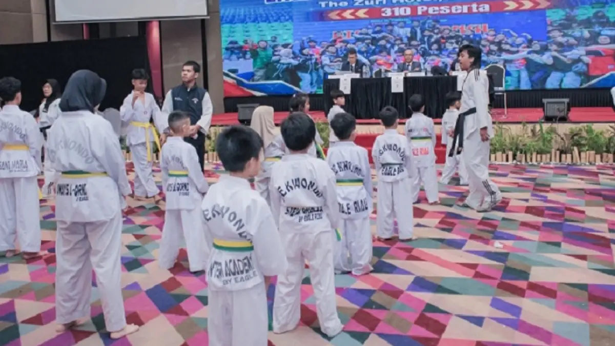 310 peserta dengan kehadiran sekitar 600 orang tua dan keluarga yang turut memberikan dukungan kepada para atlet muda saat kenaikan sabuk taekwondo di The Zuri Hotel Pekanbaru.(Istimewa)