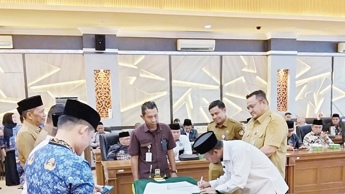 BERITA ACARA: Staf Ahli Bupati Rohul Muhammad Zaki menyaksikan Kakan Kemenag Rohul H Zulkifli Syarif menandatangani berita acara hasil rapat penetapan peserta dan technical meeting MTQ XLIV tingkat Provinsi Riau Tahun 2026 di ruang rapat Melati Lantai 3 kantor Gubernur Riau, Selasa (2/6/2026). (FOTO DINAS KOMINFO ROHUL UNTUK RIAU POS)