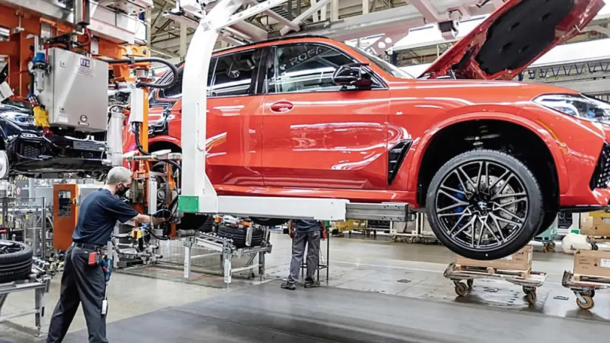 Suasana sebuah pabrik mobil merek Eropa. Industri otomotif Indonesia kini menghadapi tantangan yang semakin kompleks mulai dari kenaikan biaya produksi, fluktuasi permintaan pasar global, hingga percepatan transisi menuju kendaraan elektrifikasi. (JPG)