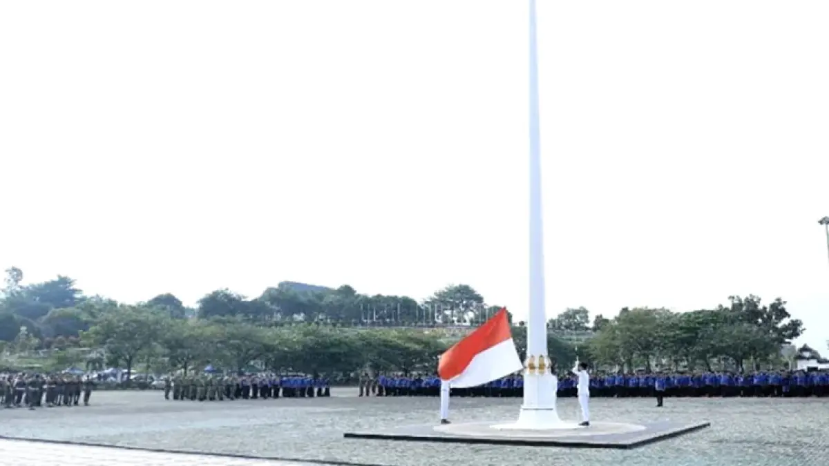 Anggota Paskibraka mengibarkan Bendera Merah Putih saat upacara peringatan Hari Lahir Pancasila di halaman Kantor Bupati Rohul, Senin (1/6/2026). Foto Engki Prima Putra
