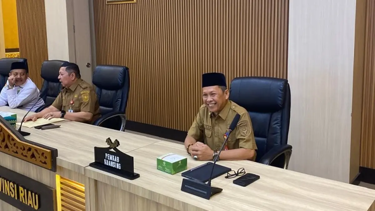 Asisten III Setda Kuansing Drs Azhar MM memaparkan kesiapan Kabupaten Kuansing sebagai tuan rumah MTQ Riau, Selasa (2/6/2026) di ruang Melati Kantor Gubernur Riau. (Desriandi Candra/Riaupos.co)