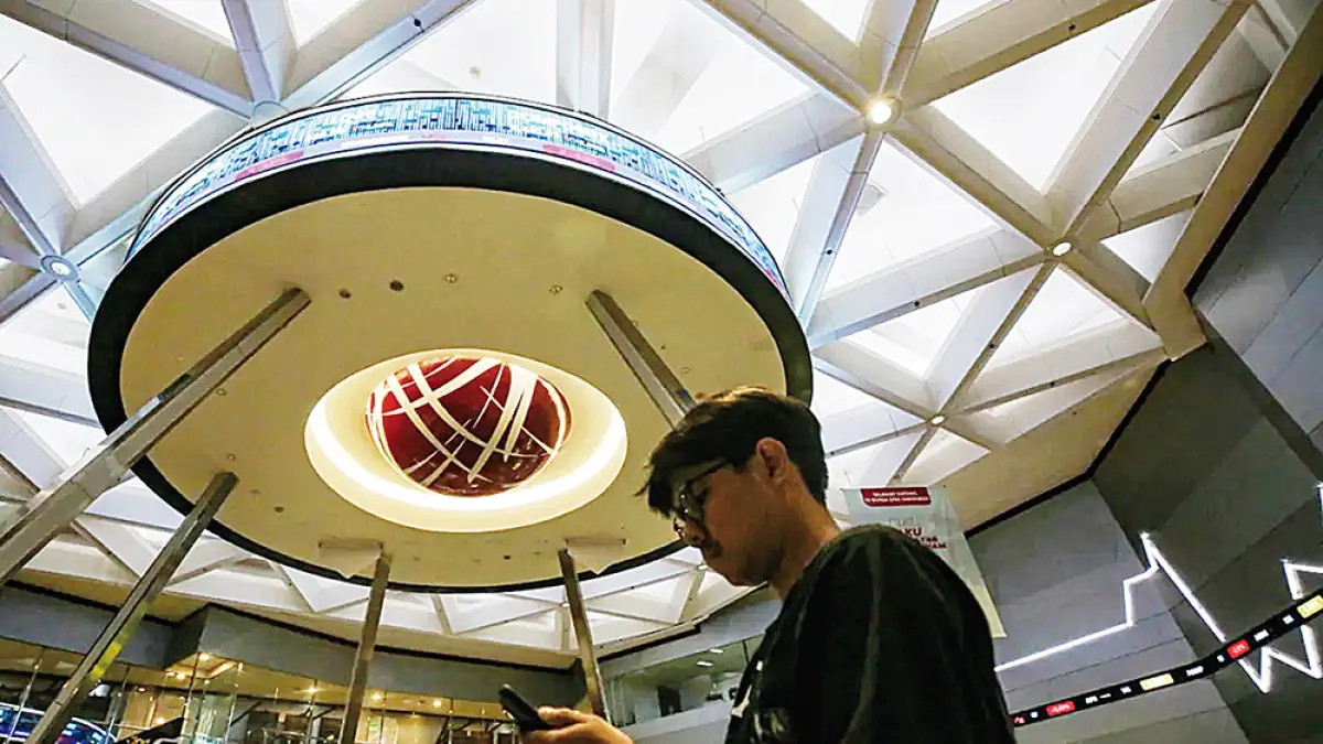 Awak media berada di depan layar yang menampilkan IHSG di Gedung BEI, Jakarta, belum lama ini. (Salman Toyibi/Jawa Pos)
