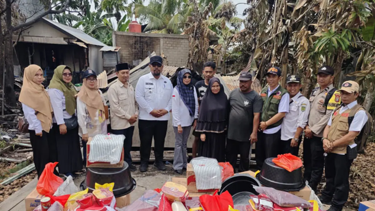 Camat Tembilahan Ari Syuria menyerahkan bantuan logistik dan uang tunai ke korban kebakaran di Kelurahan Seberang Tembilahan, Kecamatan Tembilahan, Kabupaten Inhil, Rabu (3/6/2026). (Istimewa)
