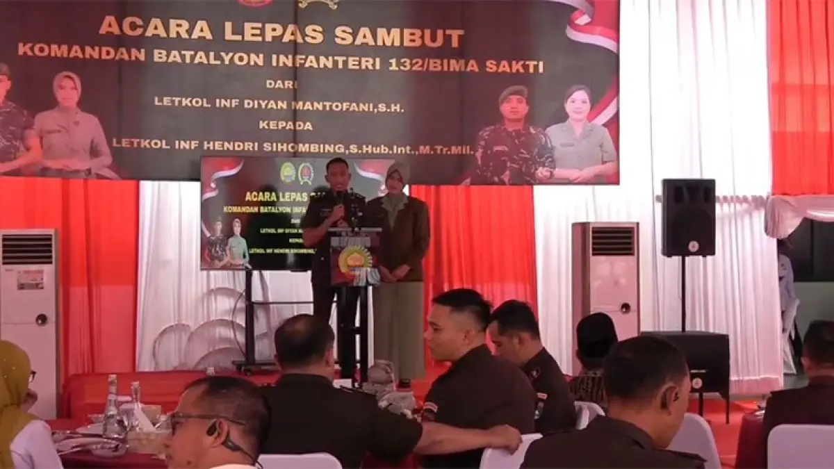 Danyonif 132/Bima Sakti Letkol Inf Hendri Sihombing menyampaikan sambutan saat upacara serah terima jabatan dan lepas sambut yang digelar di Lapangan Yonif 132/Bima Sakti, Rabu (3/6/2026). Yonif 132/BS untuk Riaupos.co