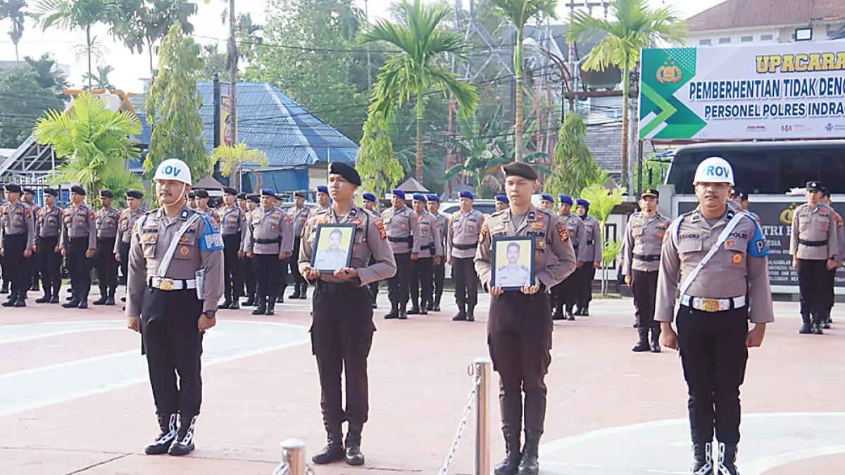 DIPECAT: Dua personel Polres Inhil berpangkat Bripka di PTDH dalam upacara yang dipimpin Kapolres Inhil AKBP Farouk Oktora SIK di Halaman Mapolres Inhil, Selasa (2/6/2026). (POLRES INHIL UNTUK RIAU POS)