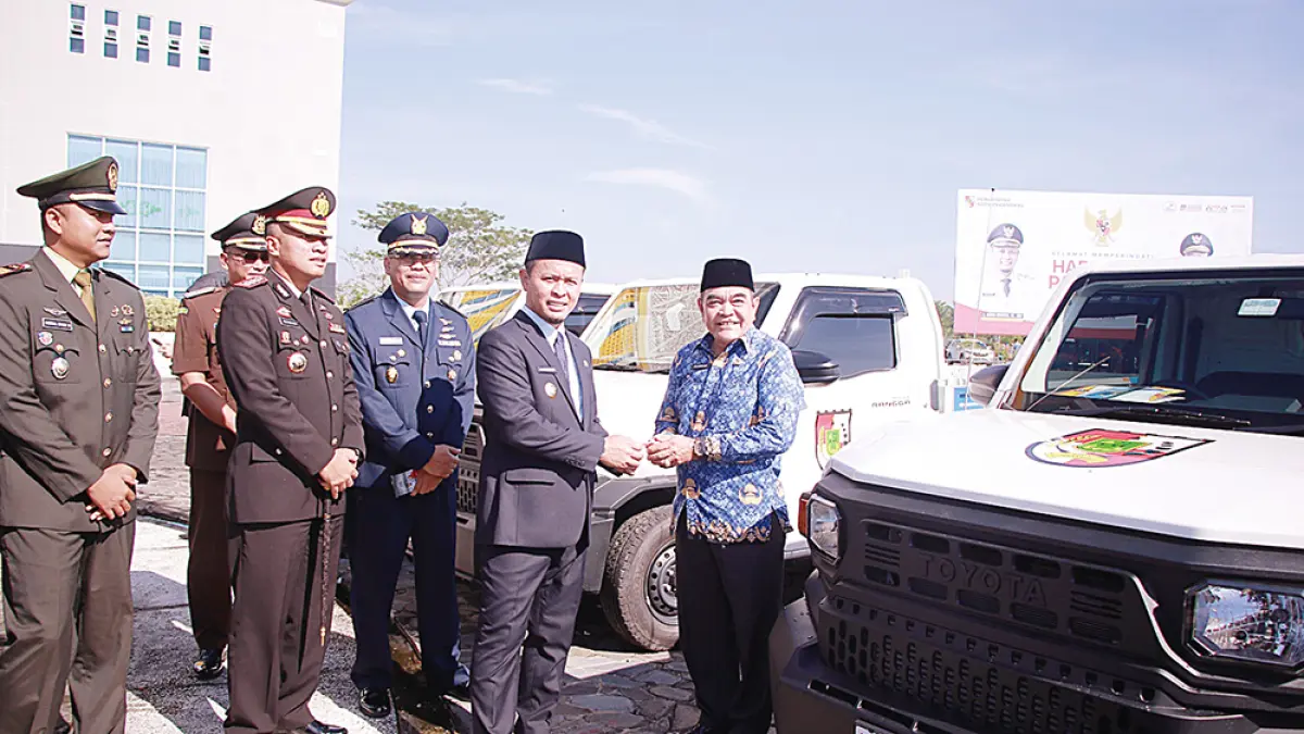 SERAHKAN MOBIL: Wali Kota Pekanbaru Agung Nugroho didampingi Forkopimda Pekanbaru menyerahkan mobil operasional untuk kecamatan usai upacara peringatan Hari Lahir Pancasila di Kompleks Perkantoran Pemerintah di Tenayan Raya, Selasa (2/6/2026). (PEMKO PEKANBARU UNTUK RIAU POS)