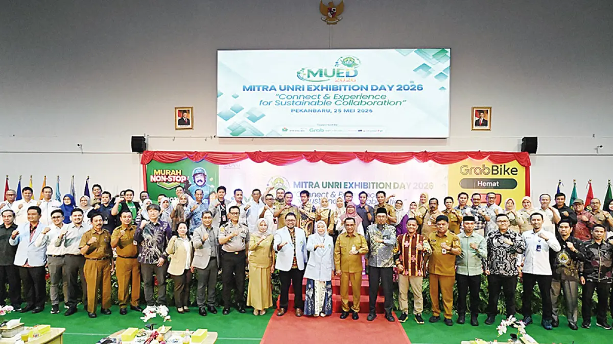 FOTO BERSAMA: Rektor Unri Prof Dr Sri Indarti SE MSi dan pemimpin Unri lainnya serta para mitra berfoto bersama usai pembukaan MUED 2026 di Gedung Student Center, Senin (25/5/2026). (HUMAS UNRI UNTUK RIAU POS)