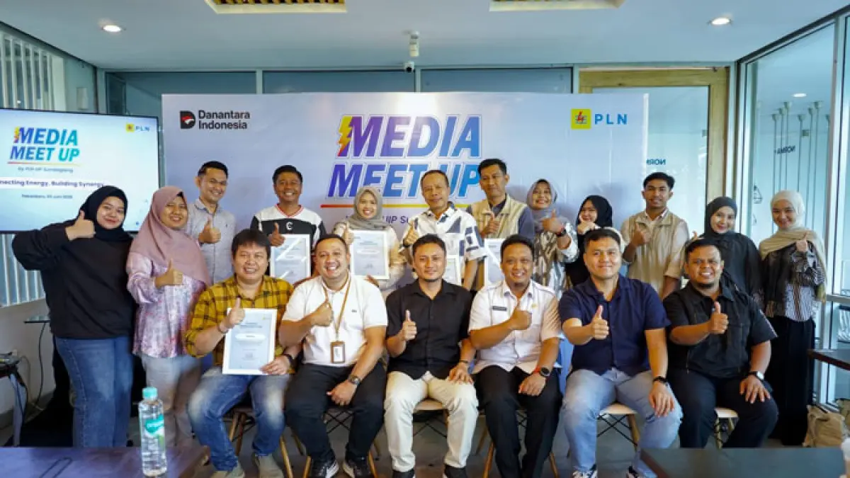  Jajaran PT PLN (Persero) Unit Induk Pembangunan Sumatera Bagian Tengah (UIP Sumbagteng) berfoto bersama mitra media dalam acara Media Meet Up, Rabu (3/6/2026). (Istimewa)