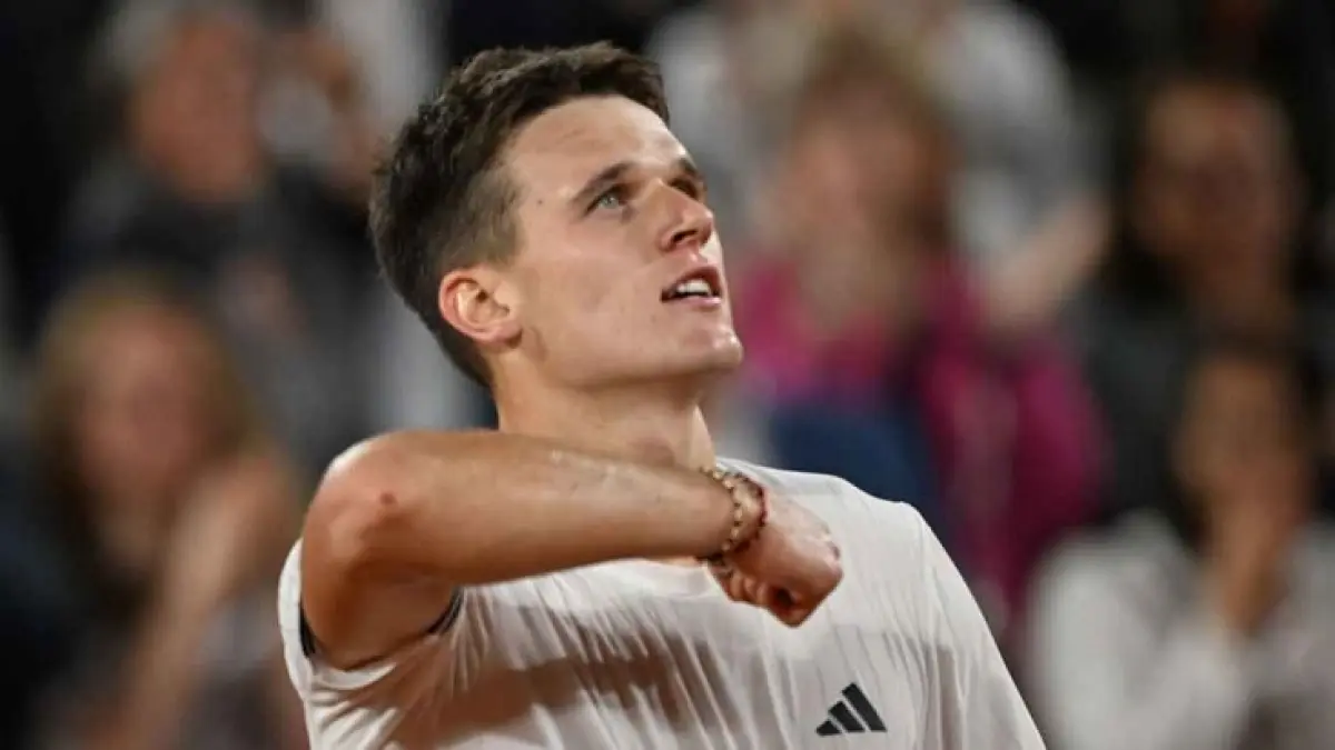Jakub Mensik, yang telah menjalani turnamen yang melelahkan secara fisik yang mencakup dua pertandingan lima set, mencapai semifinal French Open dengan kemenangan straight-set atas Joao Fonseca.(AP/Emma Da Silva)
