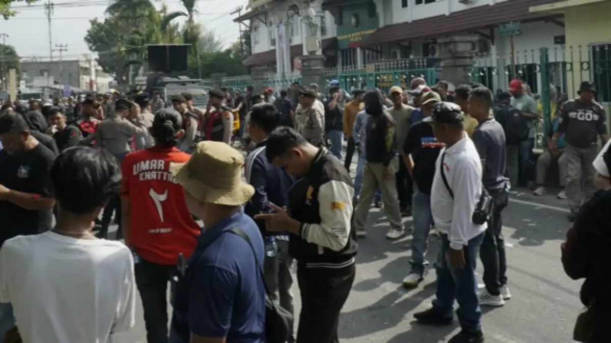 Massa saat berada di depan PN Pekanbaru saat sidang Gubernur Riau nonaktif Abdul Wahid, Pekanbaru, Rabu (3/6/2026). (MHD AKHWAN/RIAUPOS.CO)