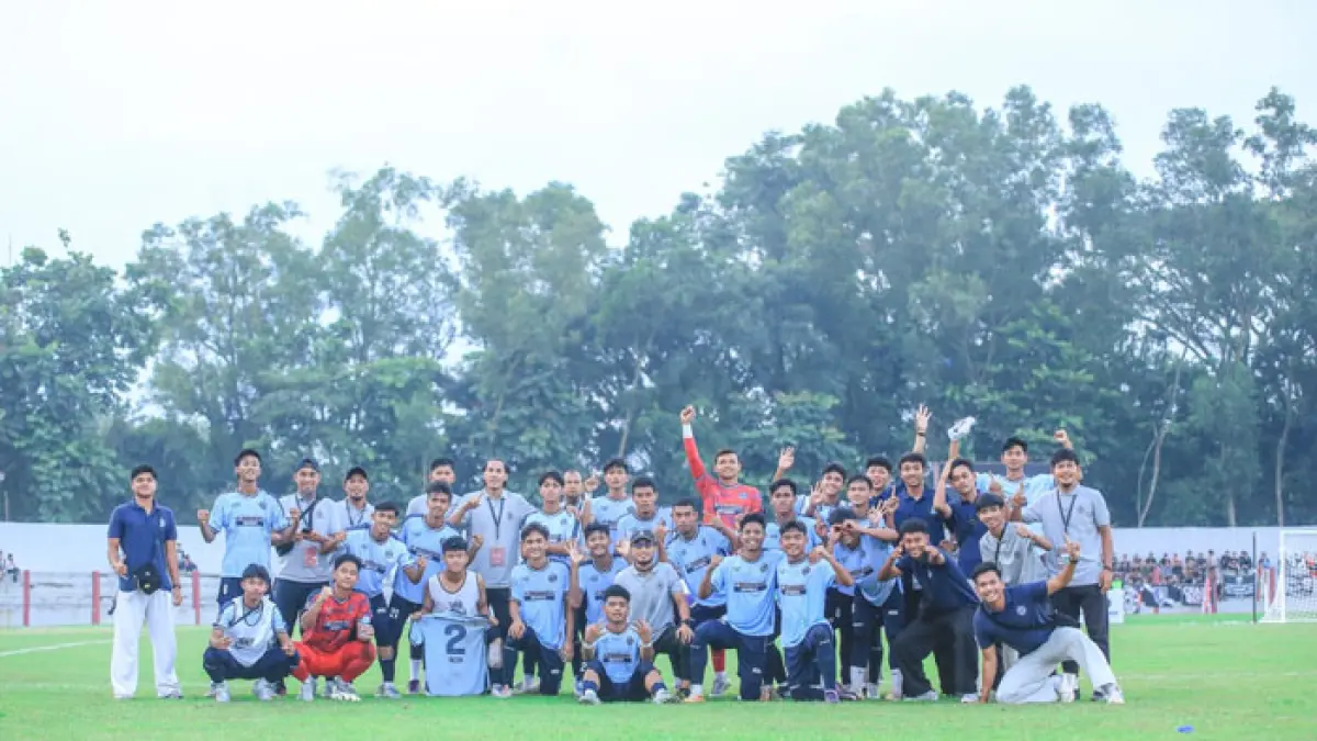 Pemain, pelatih, dan ofisial Wahana FC melakukan selebrasi usai memastikan lolos ke Babak 32 Besar Liga 4 Piala Presiden 2026 di Stadion Goentoer Darjono, Kabupaten Purbalingga, Selasa (2/6/2026). (Wahana FC untuk Riaupos.co)