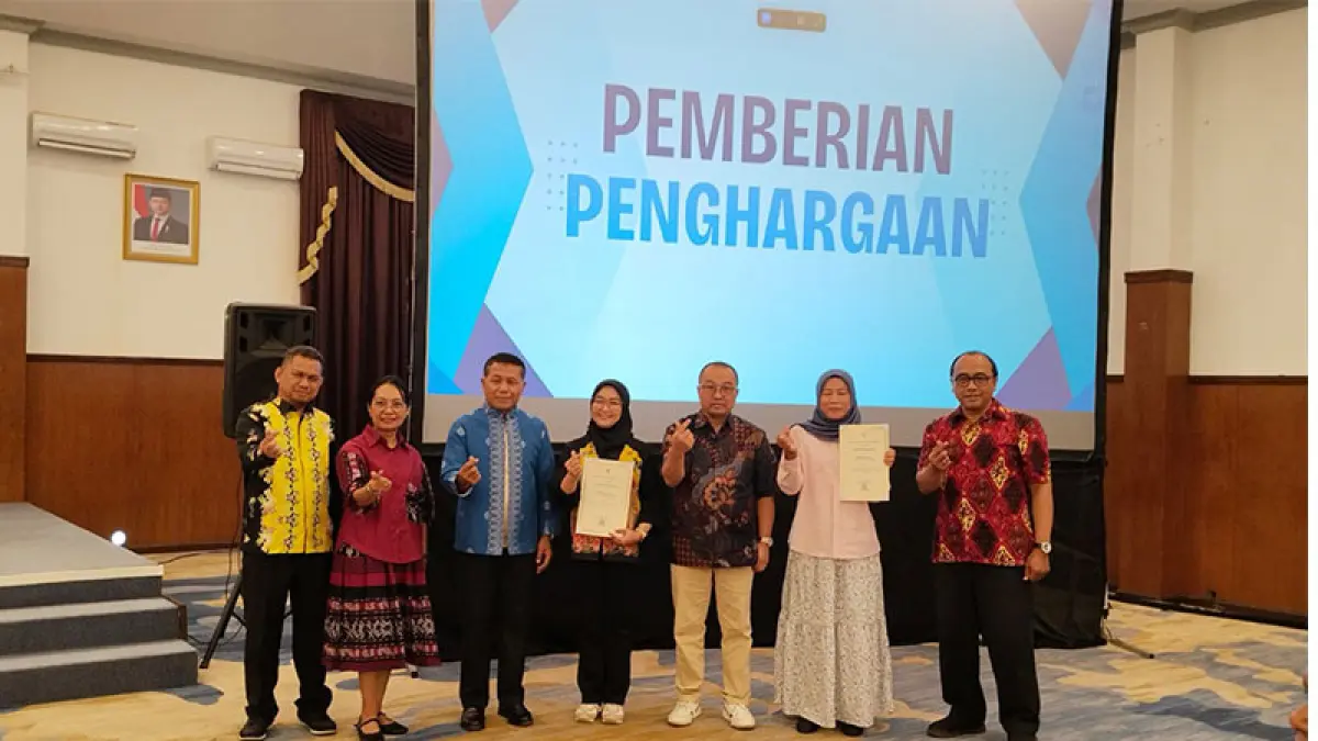 Perwakilan RS Awal Bros Pekanbaru foto bersama usai menerima penghargaan dari Kementerian Kesehatan Republik Indonesia. (Istimewa)
