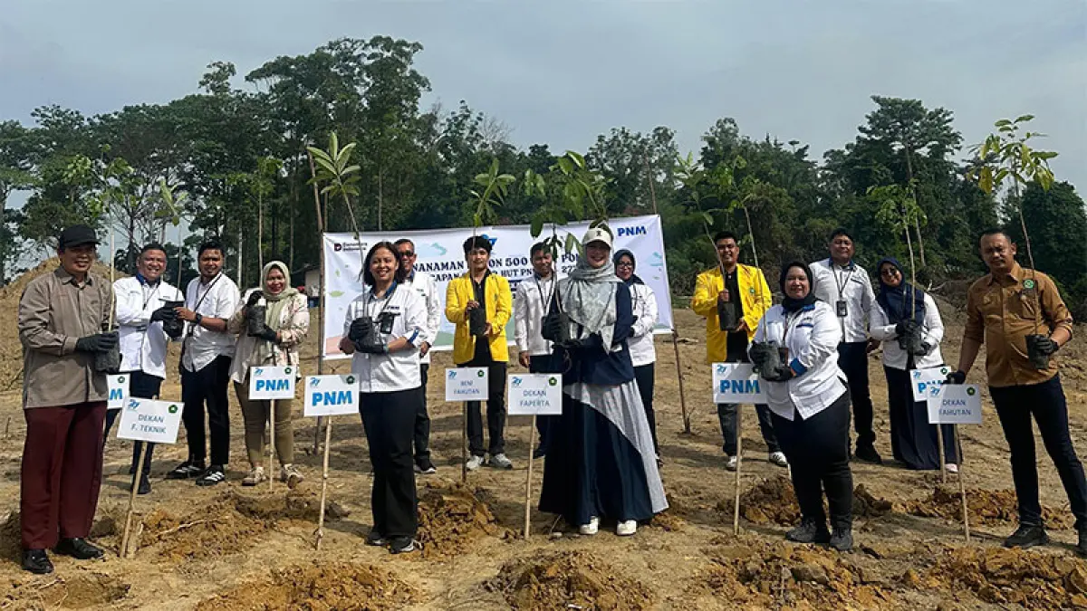PNM melakukan penanaman bibit pohon di di lingkungan Universitas Lancang Kuning. (Istimewa)