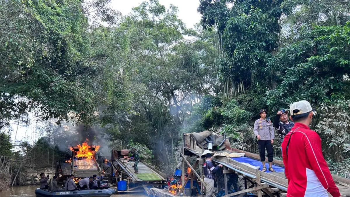Rakit penambangan emas tanpa izin dibakar tim gabungan saat operasi penertiban di Kabupaten Kuantan Singingi, Selasa (2/6/2026). (Polres Kuansing untuk Riau Pos)
