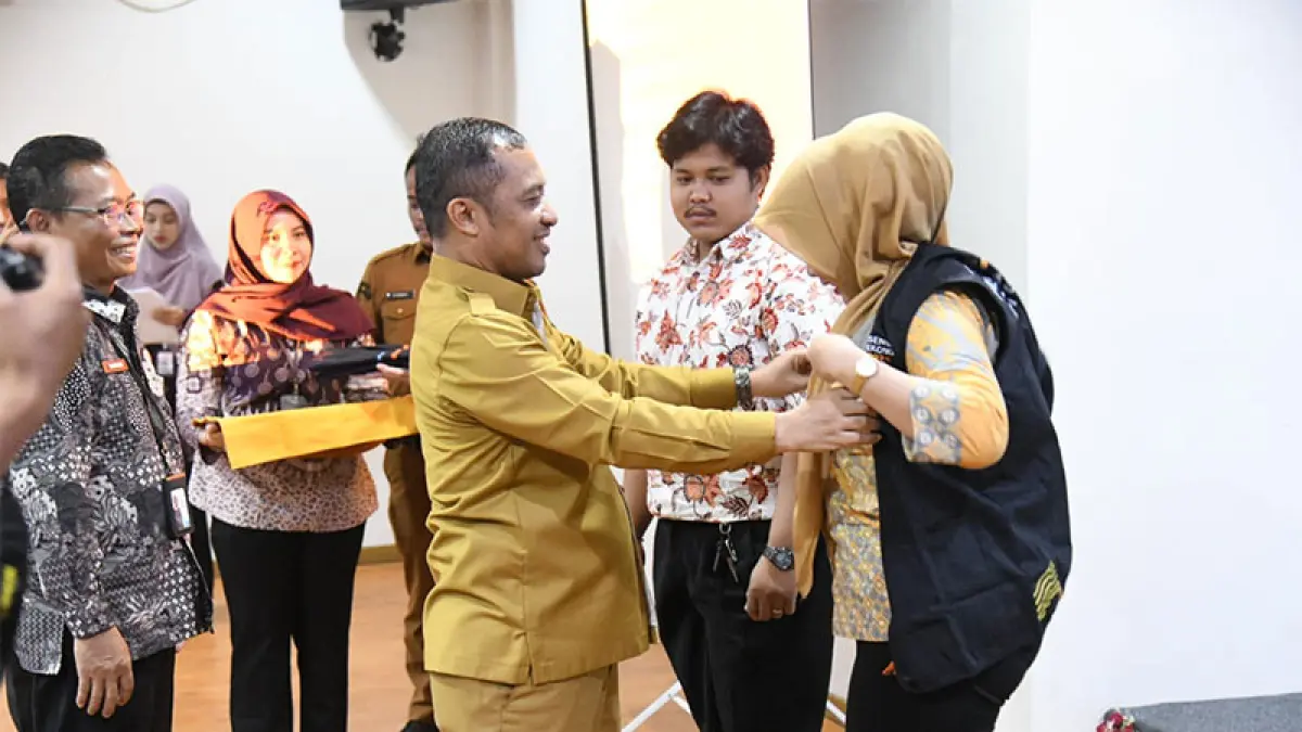 Wabup H Bagus Santoso memasang syal kepada peserta Pelatihan Petugas Pendataan Lengkap Sensus Ekonomi di Aula Pantai Marina Hotel Bengkalis, Selasa (2/6/2026). (Diskominfotik Bengkalis)