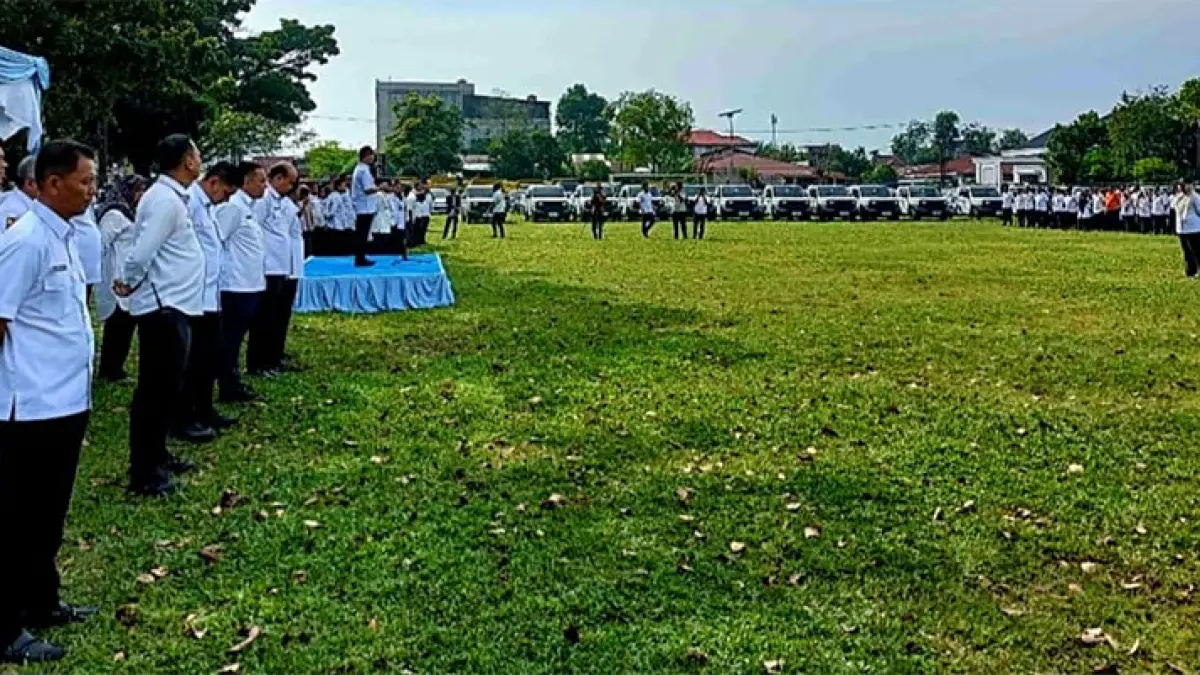 Wako Pekanbaru Agung Nugroho melepas ASN dalam apel yang digelar di Lapangan Bola Jalan Belimbing, untuk melakukan pendataan ke wilayah. Foto Dokpim Pemko Pekanbaru