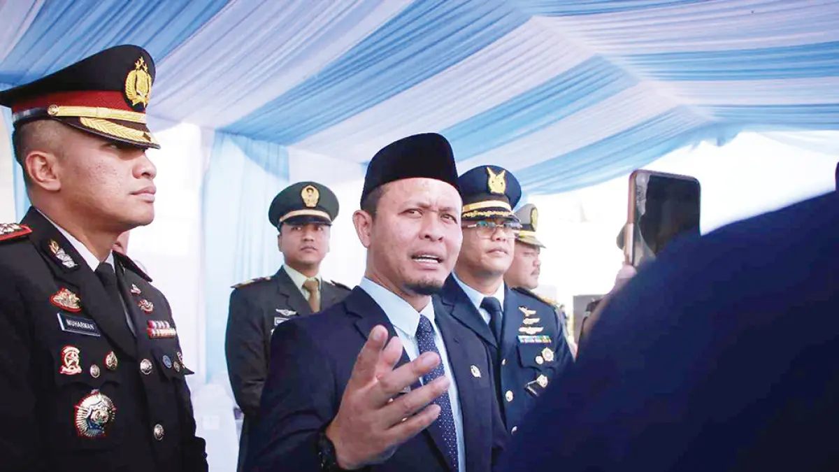 Wali Kota Pekanbaru Agung Nugroho memberikan keterangan pers terkait kebijakan penghapusan denda pajak daerah usai upacara Hari Lahir Pancasila di Kantor Wali Kota Pekanbaru, Tenayan Raya, Selasa (2/6/2026). (M ALI NURMAN/RIAU POS)