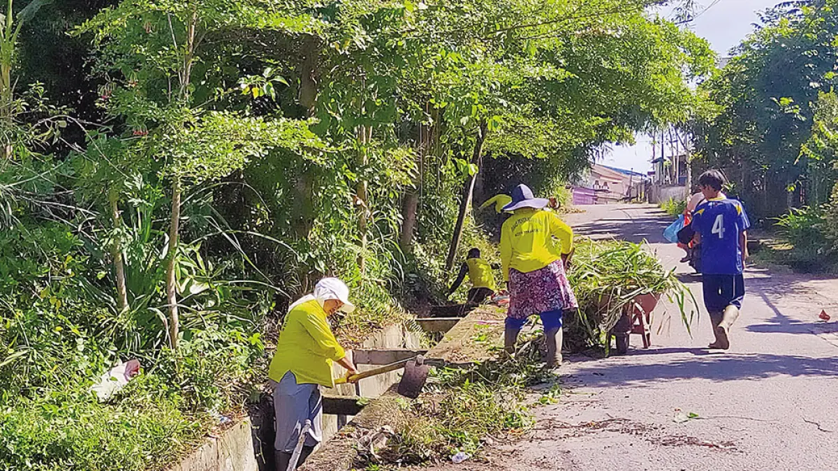 BERSIHKAN DRAINASE: Para petugas operasi dan pemeliharaan (OP) atau pasukan kuning Pemko Pekanbaru membersihkan aliran drainase di Jalan Kuantan V, Kecamatan Limapuluh, Selasa (2/6/2026). Pemko Pekanbaru menempatkan 10 petugas OP di masing-masing kecamatan untuk membersihkan aliran drainase dari sampah. (EVAN GUNANZAR/RIAU POS).