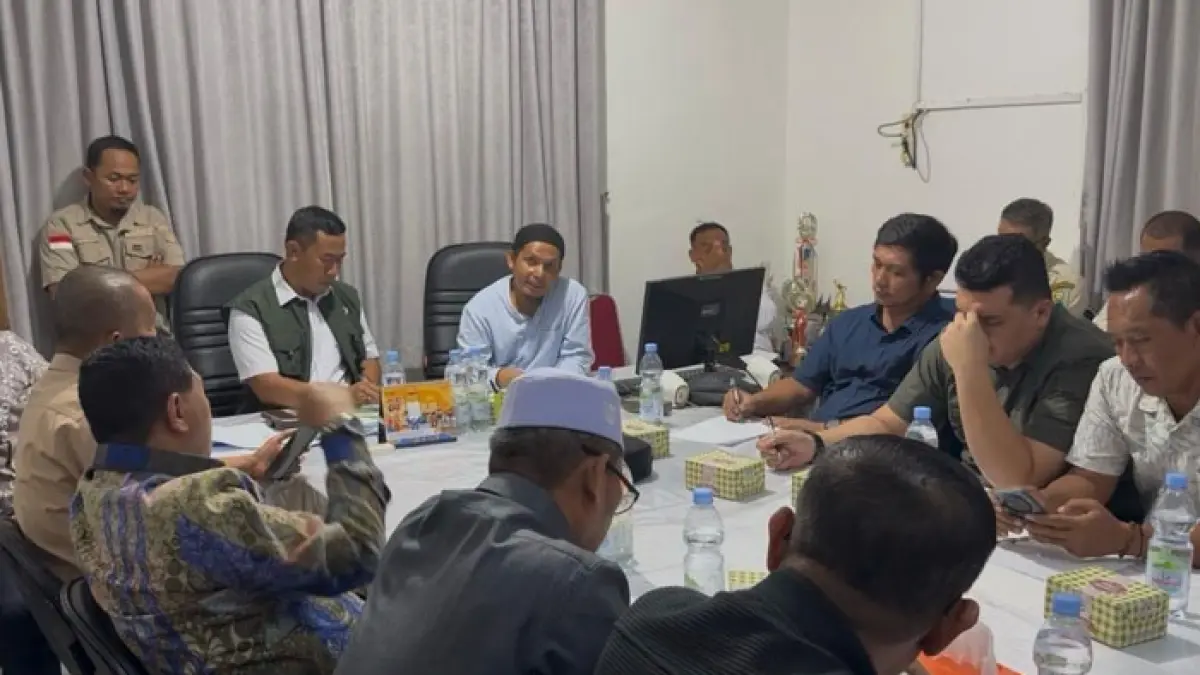 Tujuh anggota DPRD Siak lintas komisi, bersama sejumlah kepala OPD terkait, Camat Siak dan Bungaraya, bahas kesiapan PT TKWL keluarkan 20 persen dari lahan HGU yang akan berakhir pada 2033, di Kantor Kebun TKWL di Kecamatan Bungaraya, Siak, Rabu (3/6/2026). (Istimewa)
