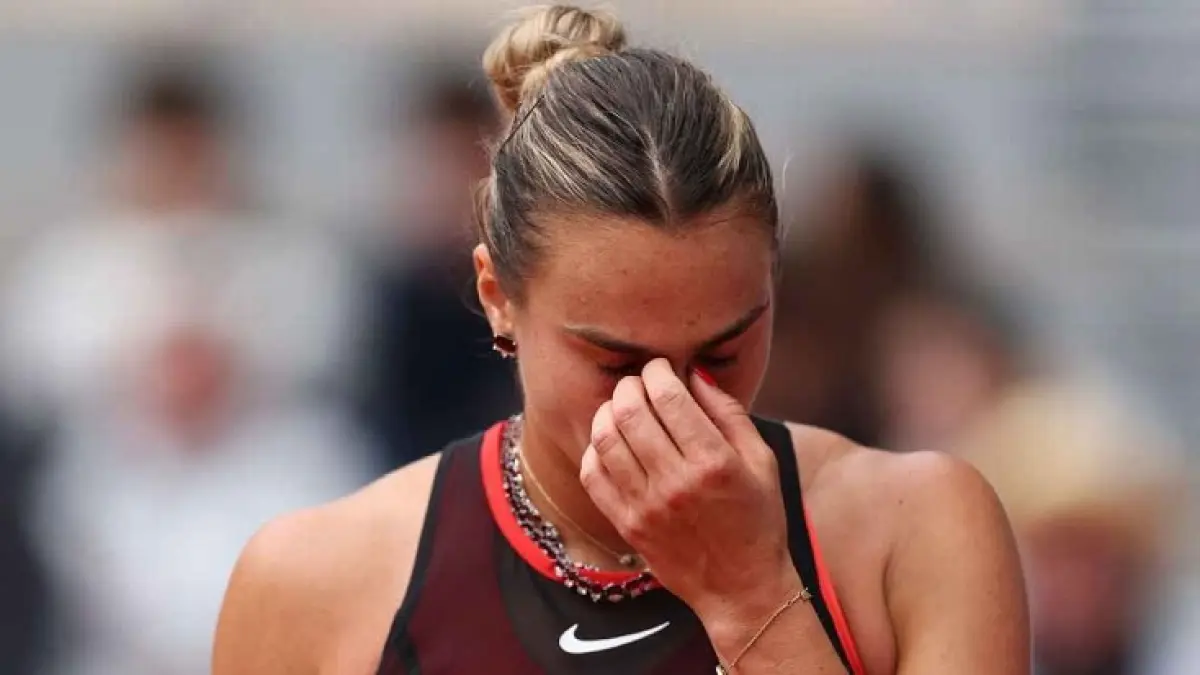 Aryna Sabalenka yang frustrasi bereaksi setelah kekalahannya yang mengejutkan dari Diana Shnaider di perempat final French Open pada hari Rabu. (Dan Istitene/Getty Images)