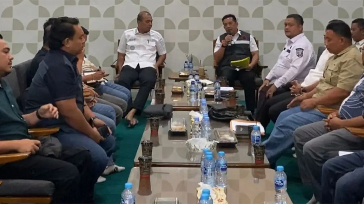 Bupati Ade Agus Hartanto didampingi Sekdakab Zulfahmi Adrian saat rapat koordinasi dalam upaya menjaga stabilitas harga TBS, Kamis (4/6/2026). Foto Diskominfotik Inhu