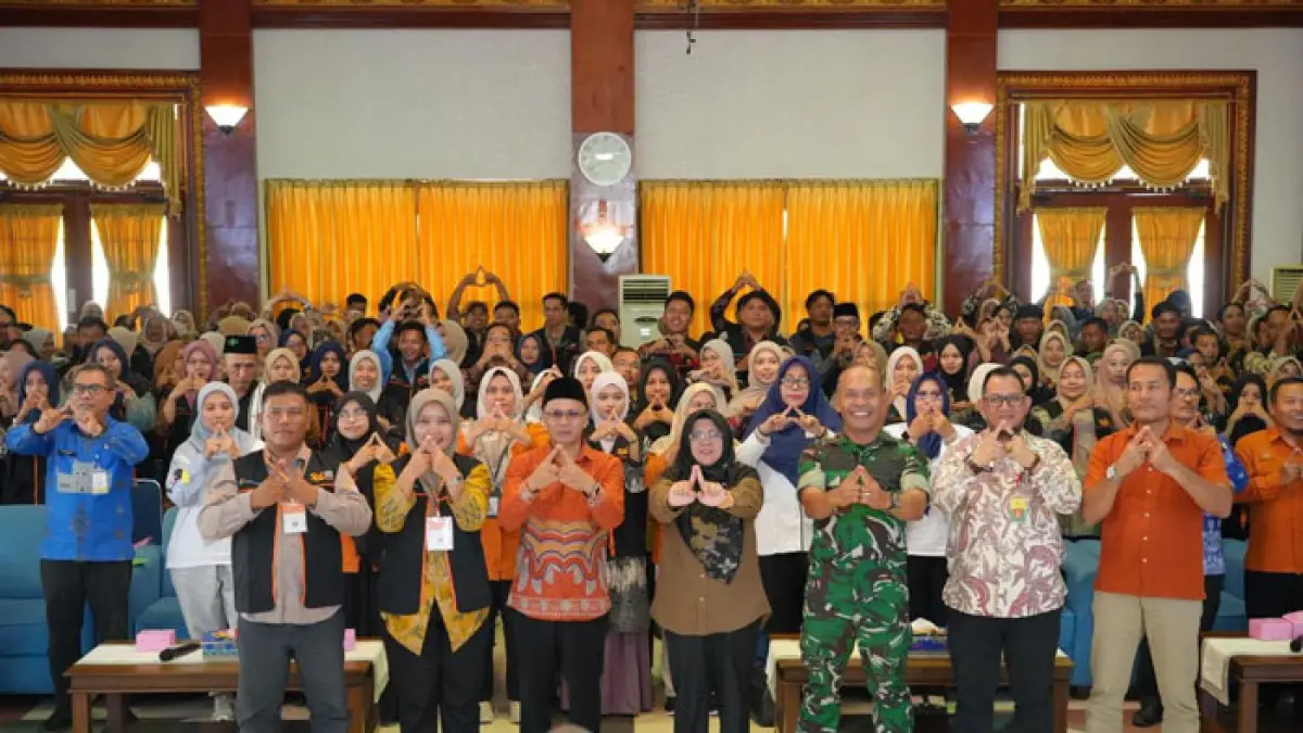 Bupati Siak Afni dan Kepala BPS Kabupaten Siak Nugroho Imam Darojat MSi foto bersama dengan petugas SE 2026 di Ruang Pertemuan Raja Indra Pahlawan Lt 2 Kantor Bupati Siak, Kamis (4/6/2026). (Istimewa)