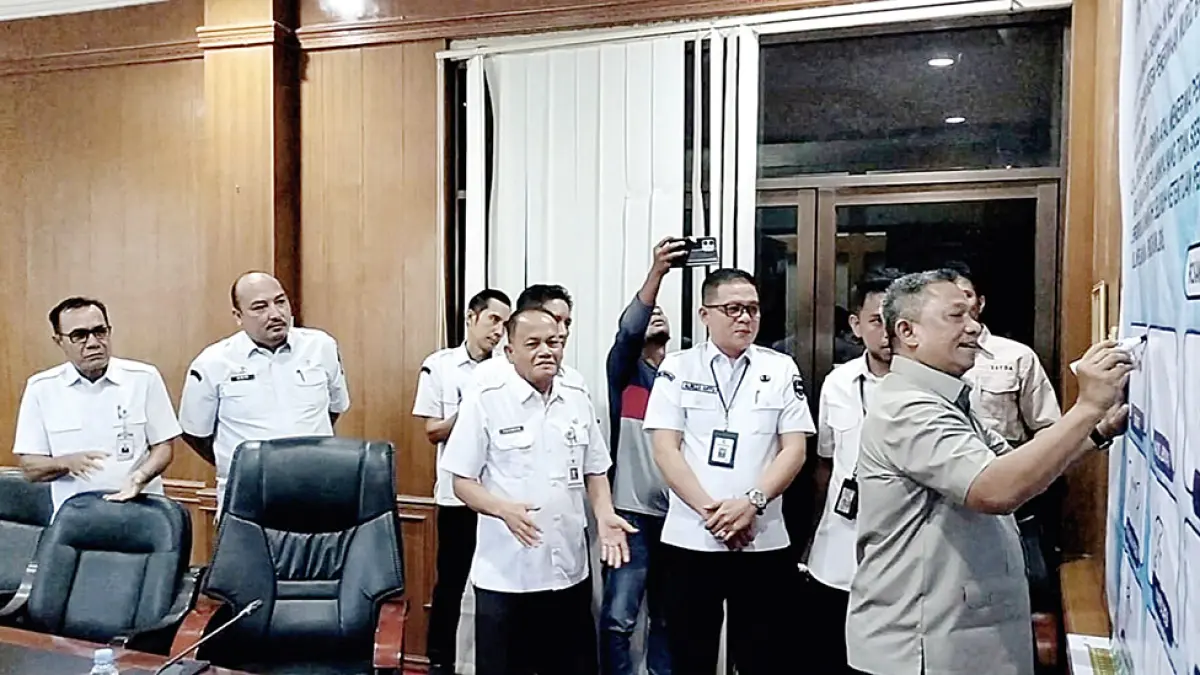 PAKTA INTEGRITAS: Bupati Rohul Anton bersama forkopimda dan Kepala OPD terkait ikut menandatangani Pakta Integritas pelaksanaan SPMB Tahun Ajaran Baru 2026/2027 di ruang rapat lantai II Kantor Bupati Rohul, Rabu (3/6/2026). (FOTO DINAS KOMINFO ROHUL UNTUK RIAU POS)
