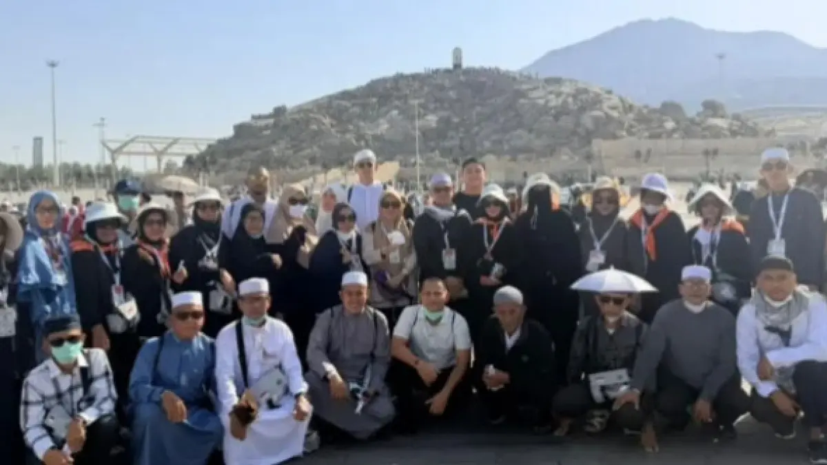 Jemaah haji asal Bengkalis menyempatkan diri foto bersama saat menjalankan rangkaian ibadah wajib menjelang kembali ke tanah air, Kamis (4/6/2026). (Istimewa)