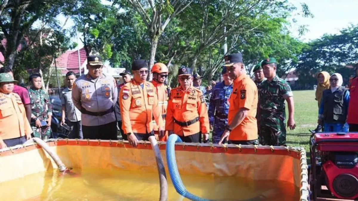 Kalaksa BPBD Kampar Azwan mendampingi Bupati Ahmad Yuzar meninjau peralatan saat Apel Gelar Pasukan Kesiapsiagaan Bencana Karhutla di Lapangan Pelajar Bangkinang Kota, Kamis (4/6/2026).(BPBD Kampar untuk Riaupos.co)
