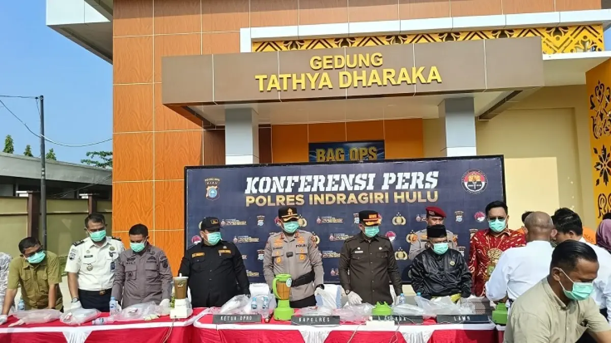 Kapolres Inhu, AKBP Eka Ariandy Putra SH SIK MSI didampingi Sekdakab Inhu, Zulfahmi Adrian AP MSI dan pejabat lainnya saat memusnahkan barang bukti narkotika di halaman Mapolres Inhu, Kamis (4/6/2026)
(Raja Kasmedi/Riaupos.co)
