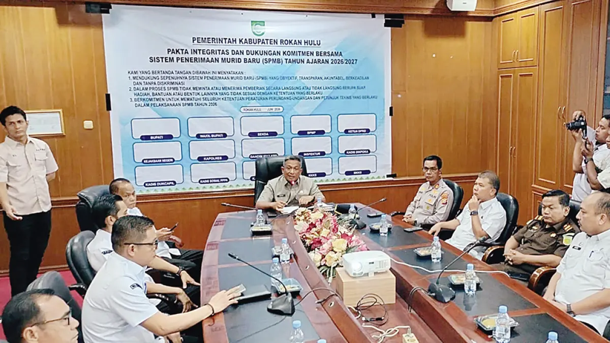 BERI ARAHAN: Bupati Rohul Anton memberikan arahan penegasan pelaksanaan SPMB Tahun Ajaran Baru 2026/2027 di Kabupaten Rohul berlangsung transparan, berkeadilan tanpa pungli sekaligus penandatanganan Pakta Integritas di ruang rapat lantai II Kantor Bupati Rohul, Rabu (3/6/2026). (DINAS KOMINFO ROHUL UNTUK RIAU POS)